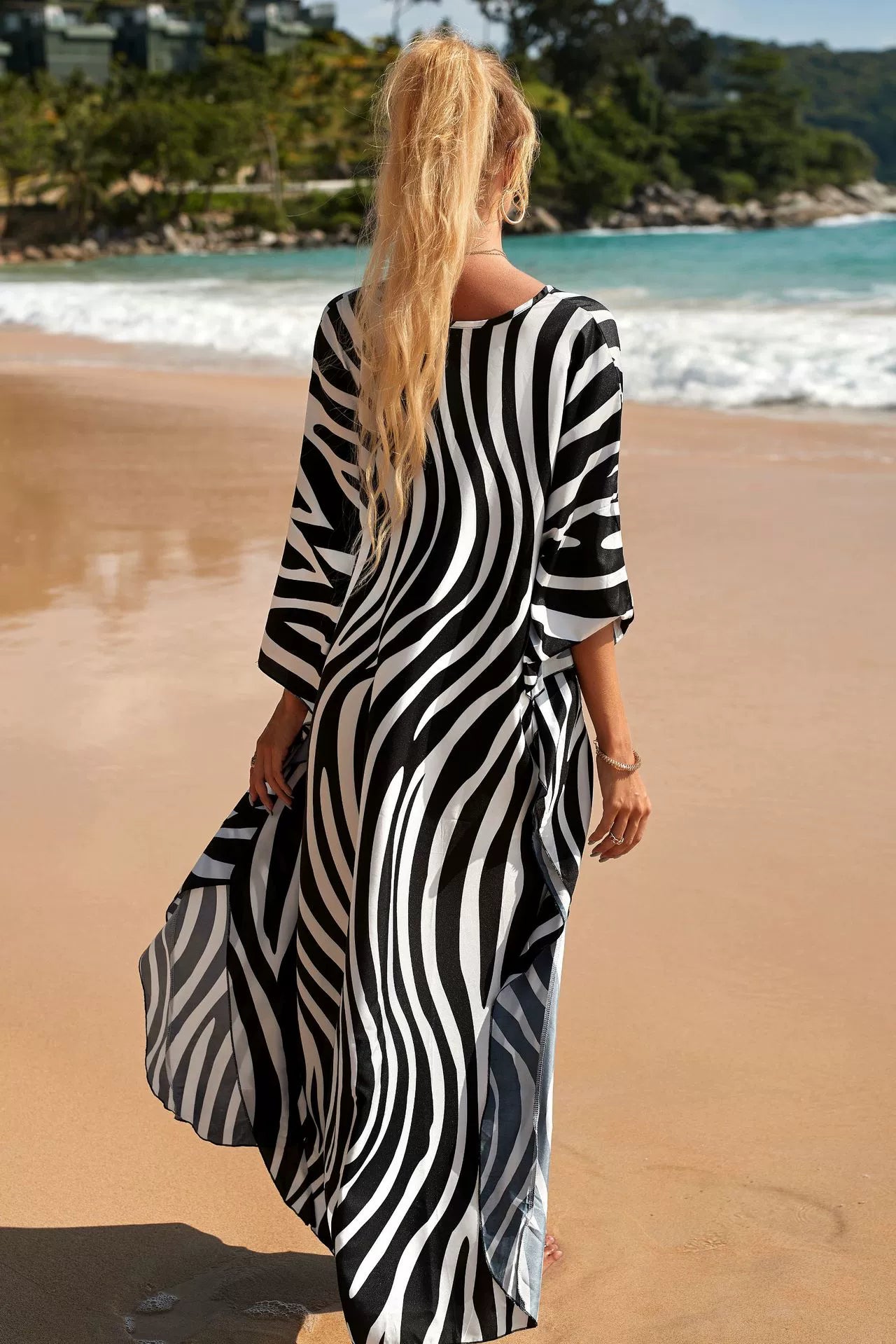 فستان طويل للعطلات على الشاطئ بخطوط الحمار الوحشي وطباعة كلاسيكية لتغطية الشاطئ