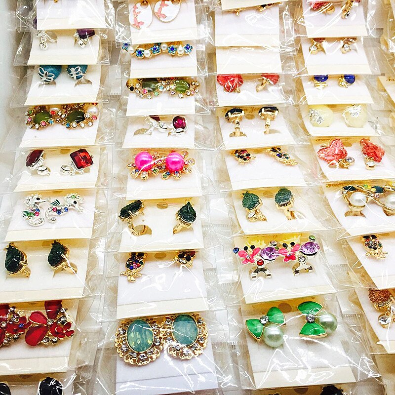 Wholesale 60 Pairs Assorted Women&#39;s Fashion Jewelry Beautiful Rhinestone Earring Stud Earrings Mix Styles